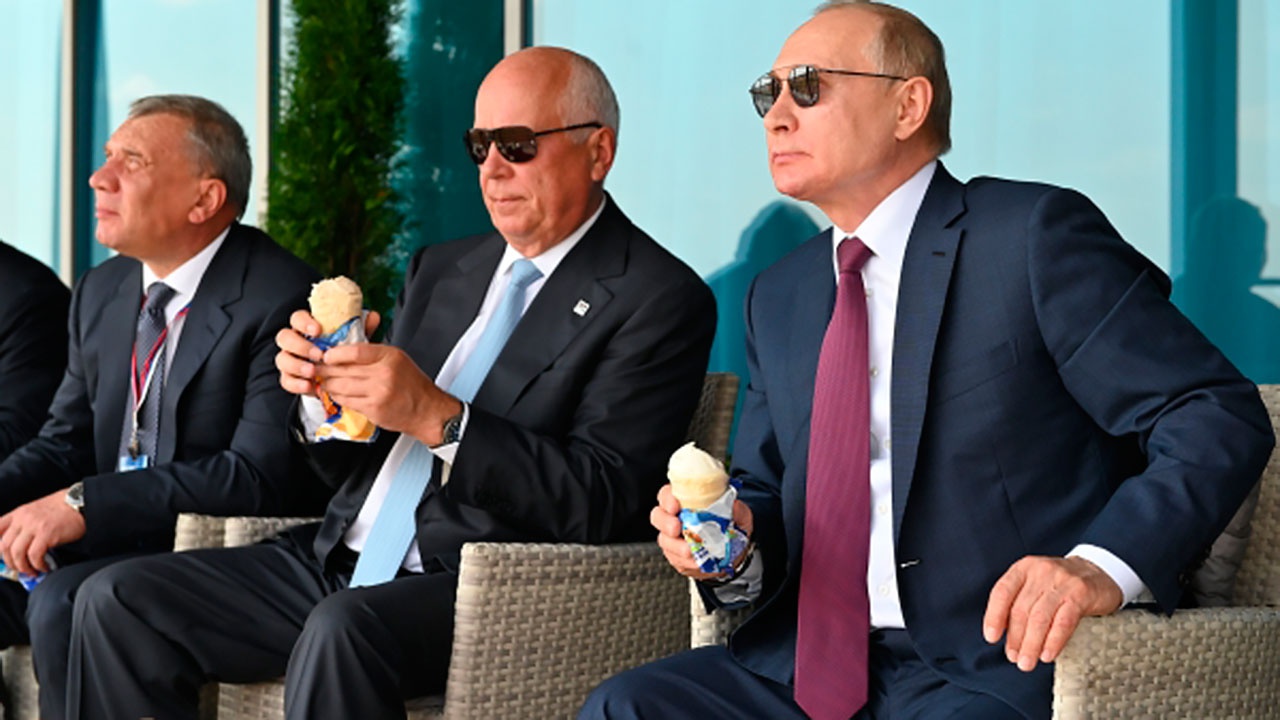 Борисов рассказал, за чей счет «был банкет» из мороженого на МАКС-2021