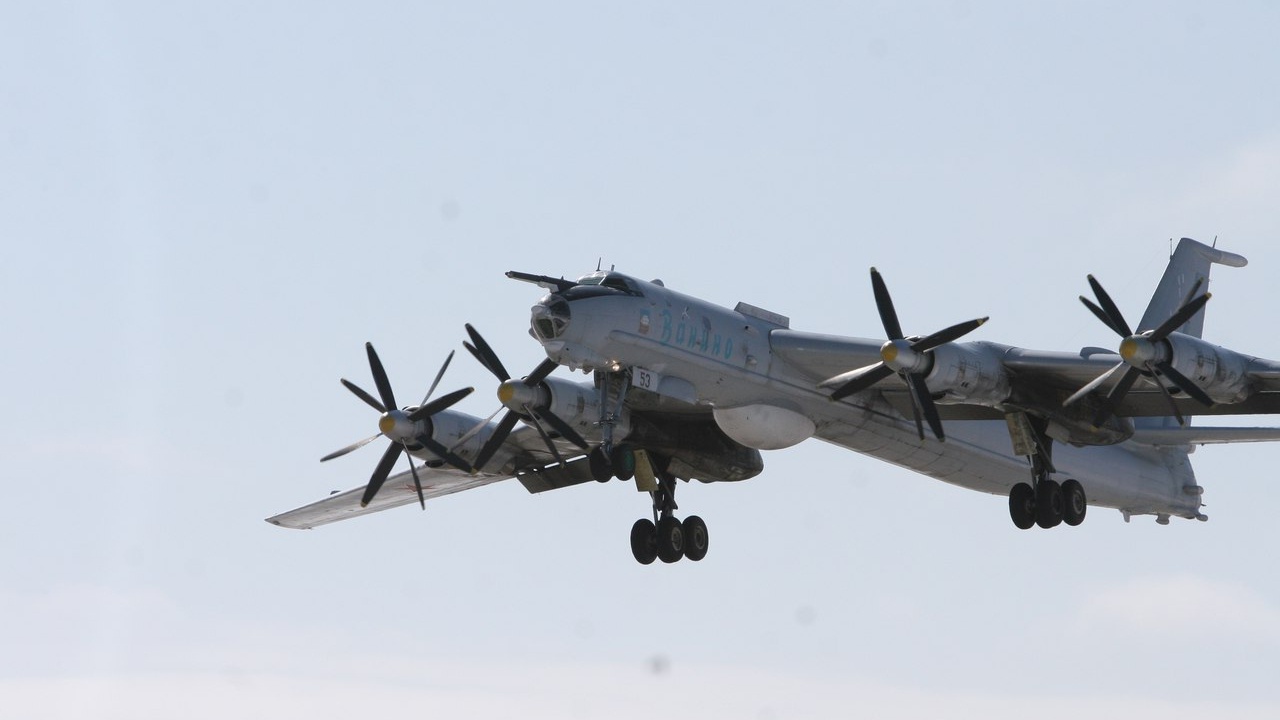 Ту-142М3 ТОФ возвращаются на Дальний Восток после парада в честь Дня ВМФ в Петербурге