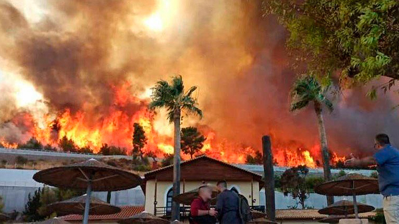 СМИ: из-за сильного пожара обесточена половина греческого острова Родос