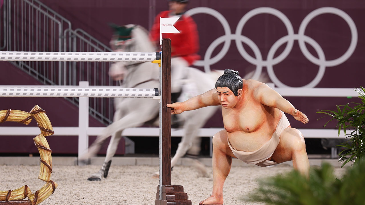 Статуя сумоиста пугает лошадей на Олимпиаде