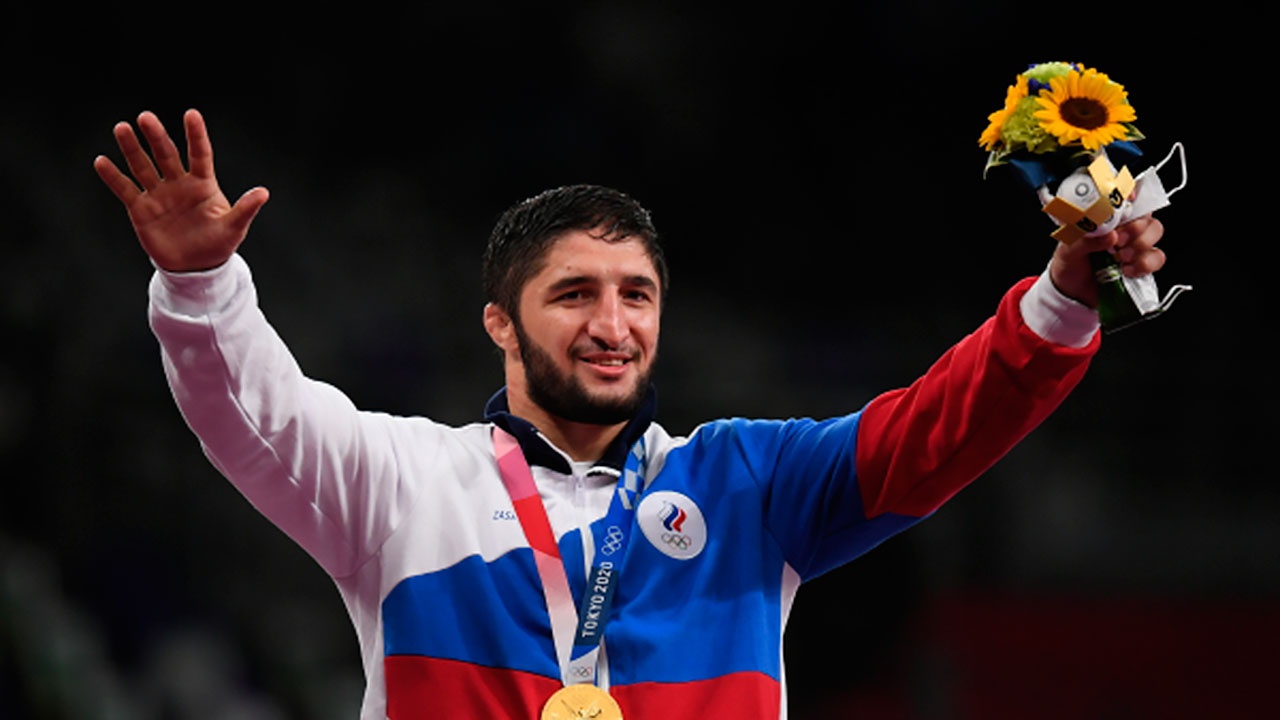 Борец Садулаев понесет флаг российской сборной на закрытии Олимпиады