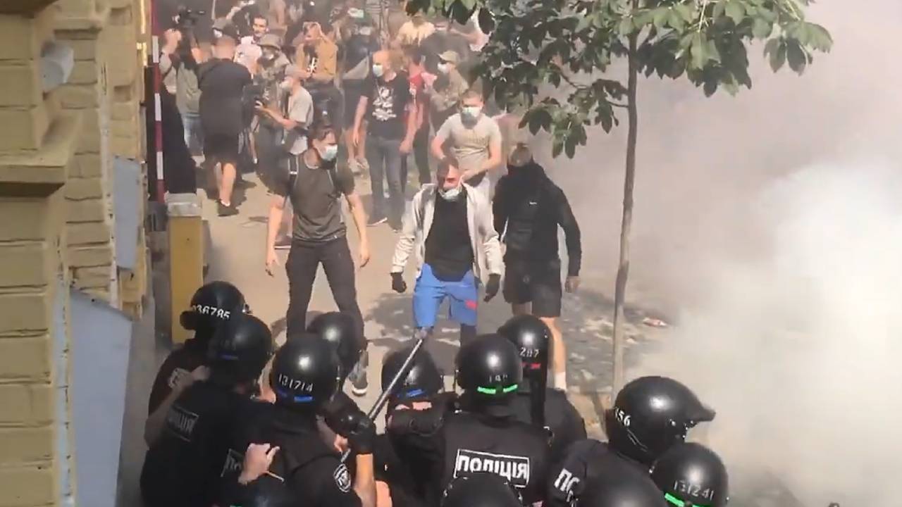 Опубликовано видео жестких столкновений националистов с полицией у Офиса Зеленского - Vimarsana News