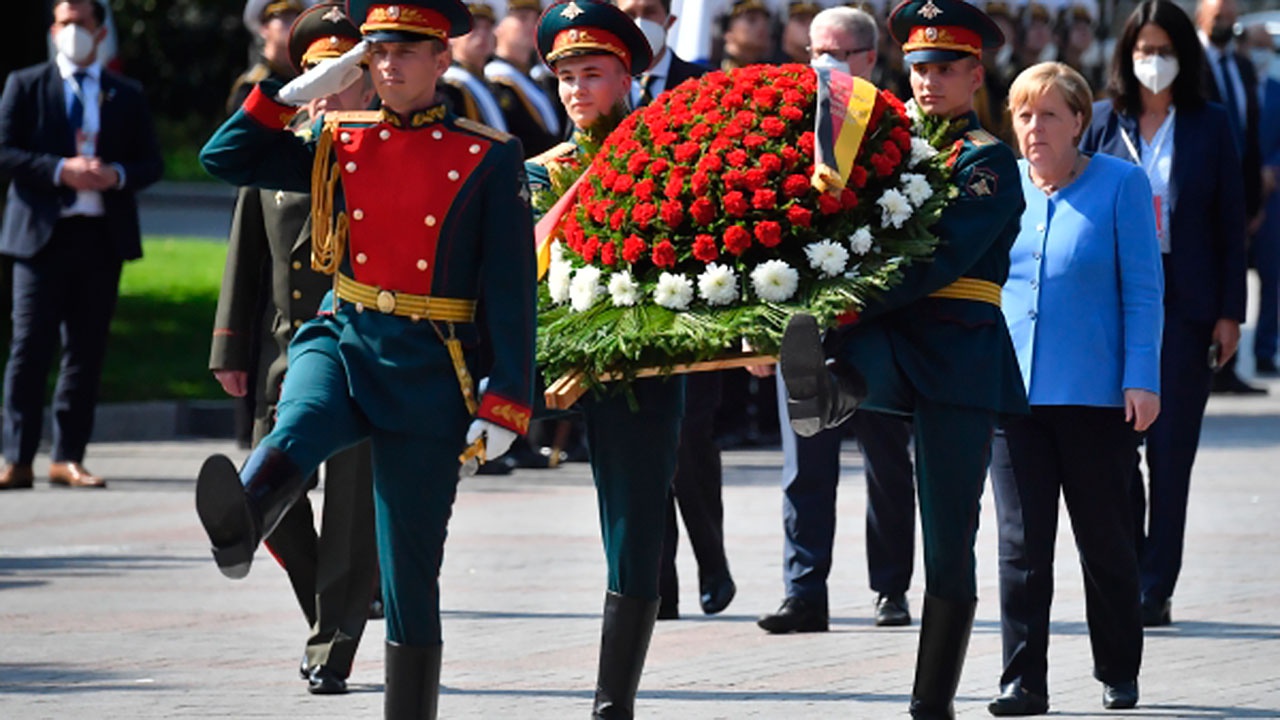 Ангела Меркель возложила венок к Могиле Неизвестного Солдата в Москве