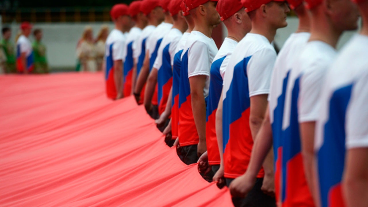 В «Артеке» развернули километровый флаг России