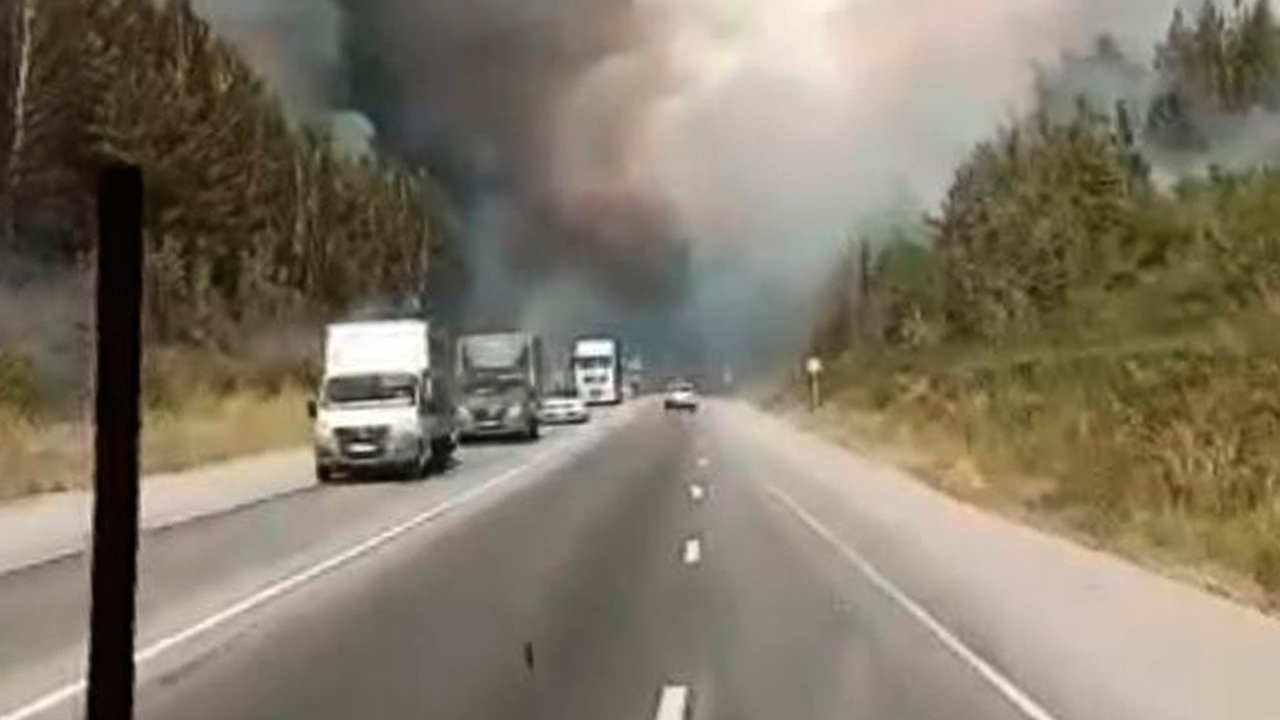 Федеральную трассу Пермь - Екатеринбург перекрыли из-за природного пожара в Свердловской области