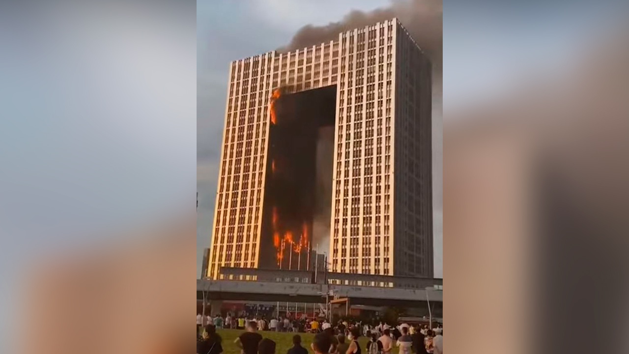 Горела высотка. В Китае горит небоскреб. В Китае сгорел небоскреб. В Китае горит высотка. Китайский небоскреб сгорел.