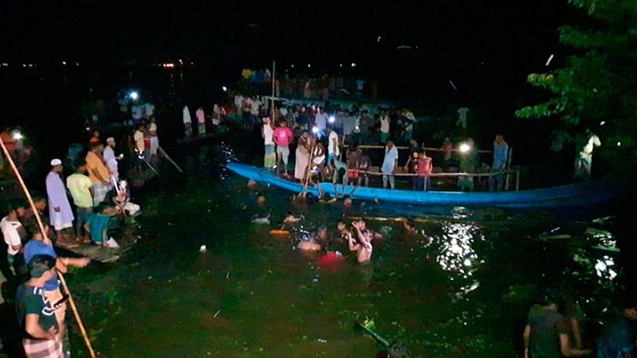Десятки погибших: судно с сотней пассажиров столкнулось с баржей в Бангладеш