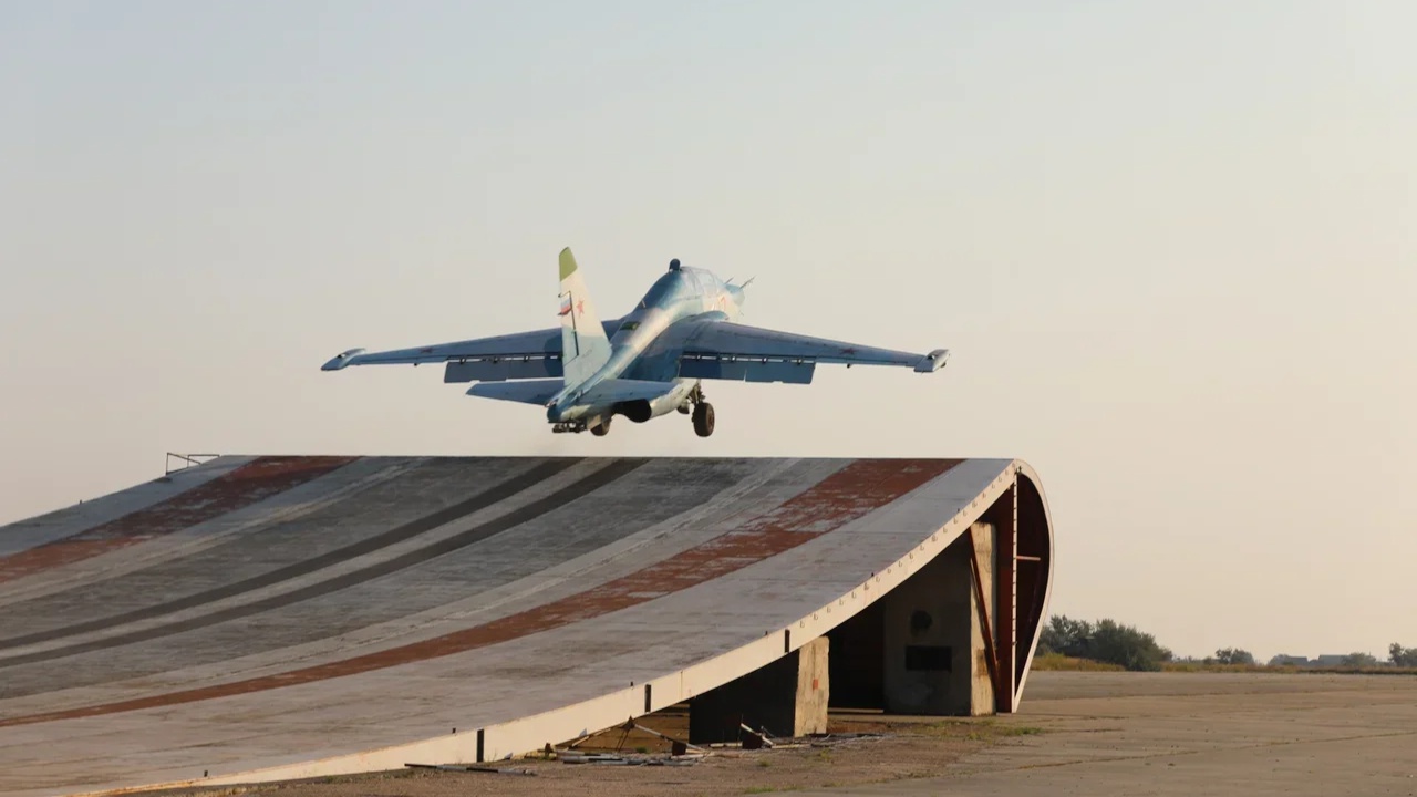 Пилоты Северного флота отрабатывают взлет с палубы на уникальном тренажере в Крыму