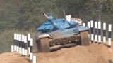 «Танковый биатлон» в Алабино: россияне потеряли гусеницу, но одолели соперников
