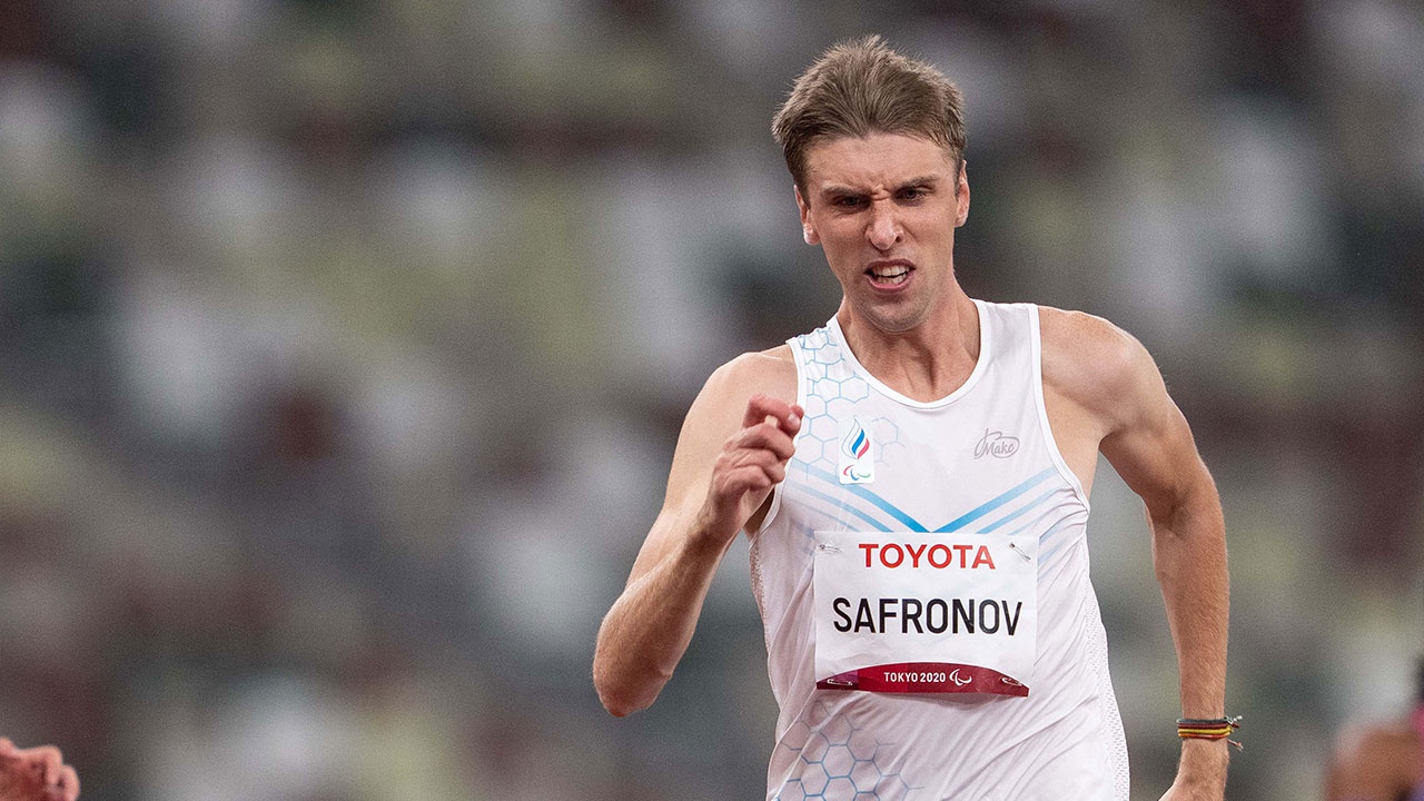 Россиянин Сафронов с мировым рекордом выиграл золото в беге на 200 метров на Паралимпиаде 