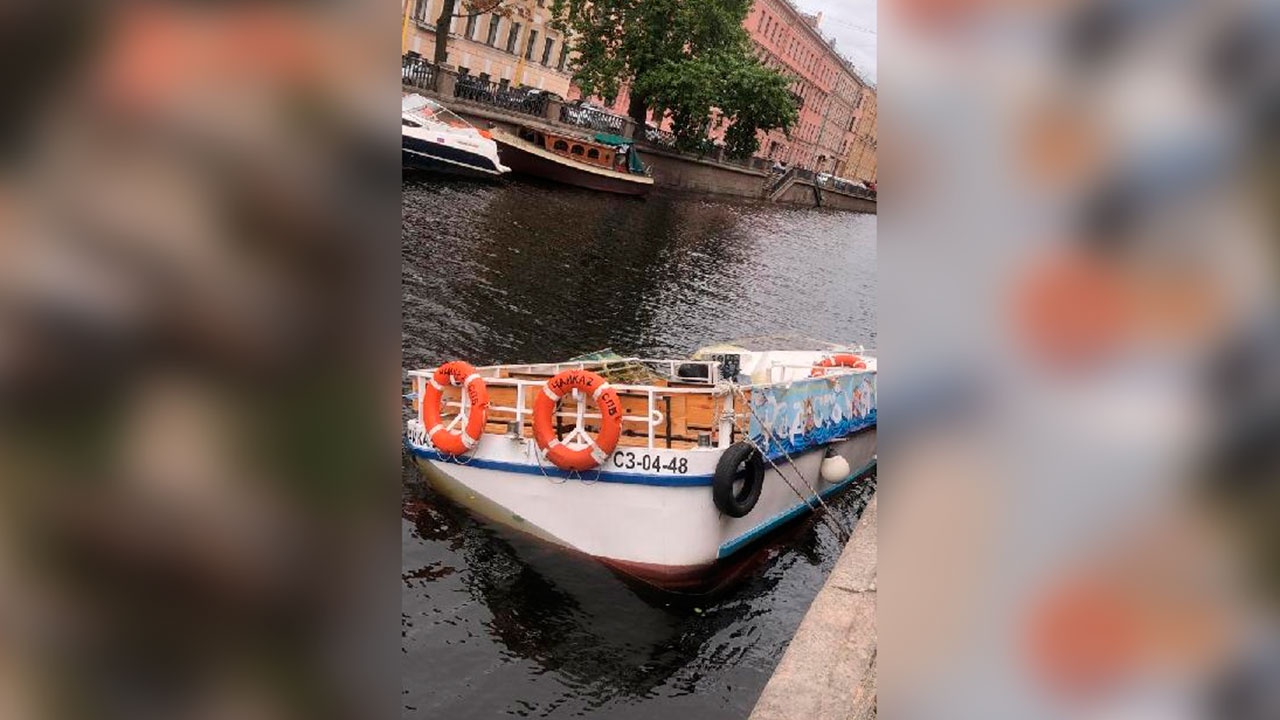 Петербург уйдет под воду. Петербург уходит под воду. В Питере затонул прогулочный катер. Загоревшееся прогулочное судно в Риге. Ушел под воду кафе на воде в Питере.