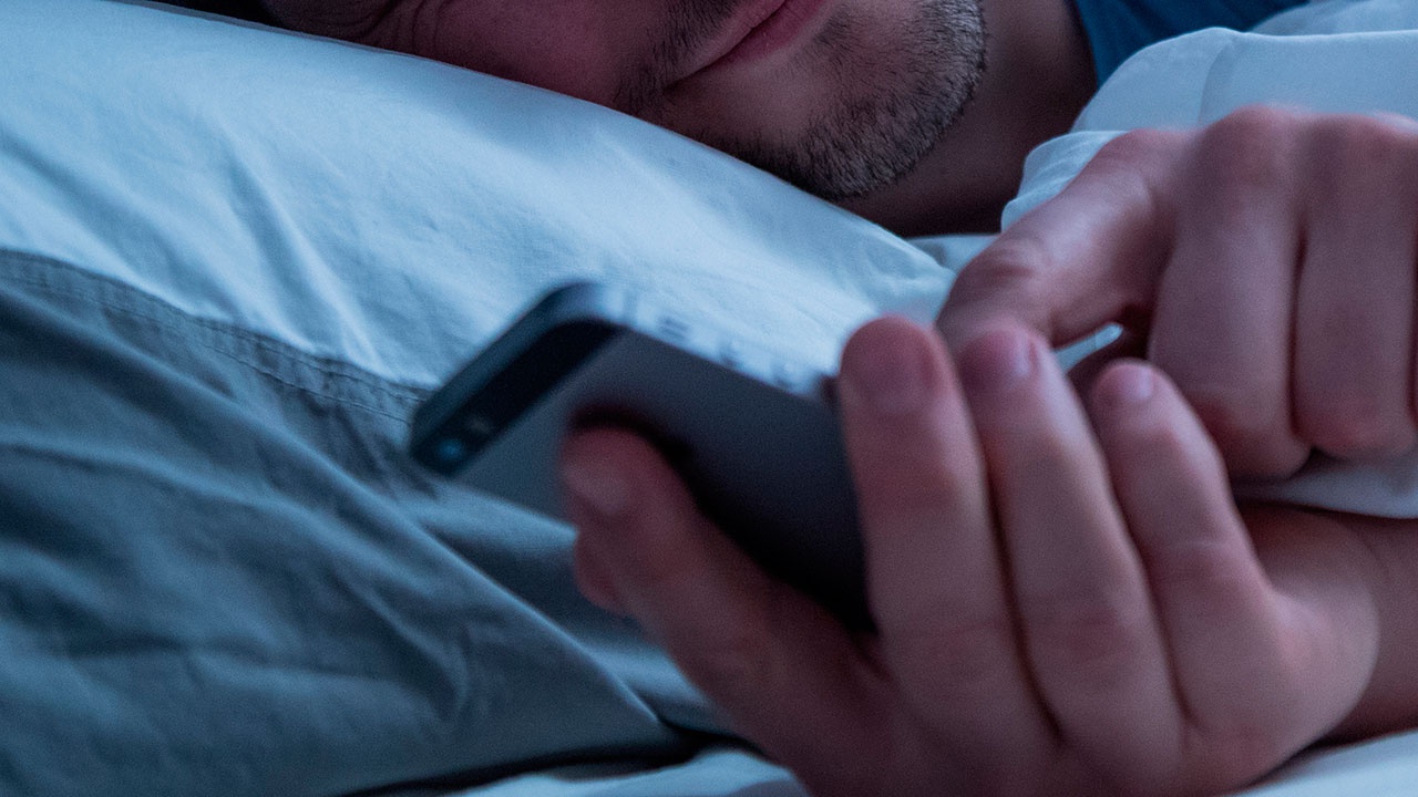 Эксперт рассказал, безопасно ли спать рядом с мобильным телефоном