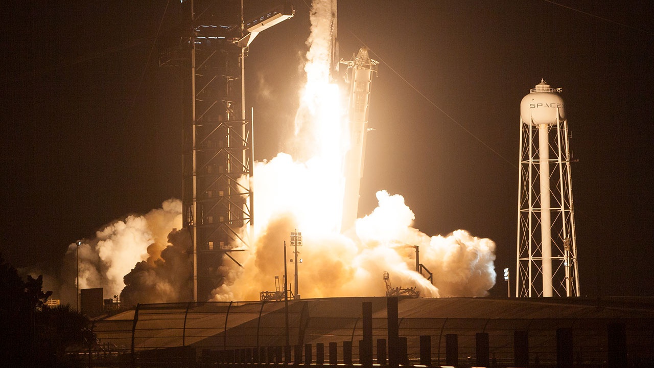 SpaceX впервые запустила корабль Crew Dragon с полностью гражданским экипажем