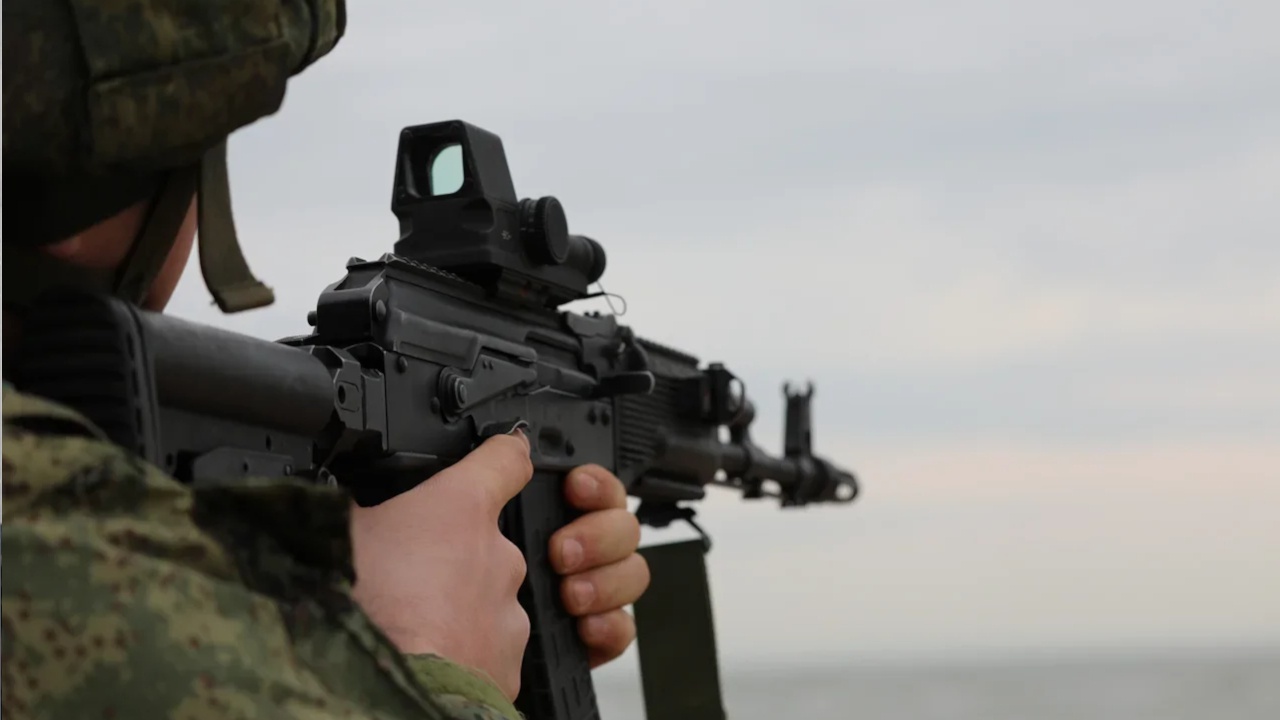 Морпехи Каспийской флотилии получили партию модернизированных АК-74М «Обвес»