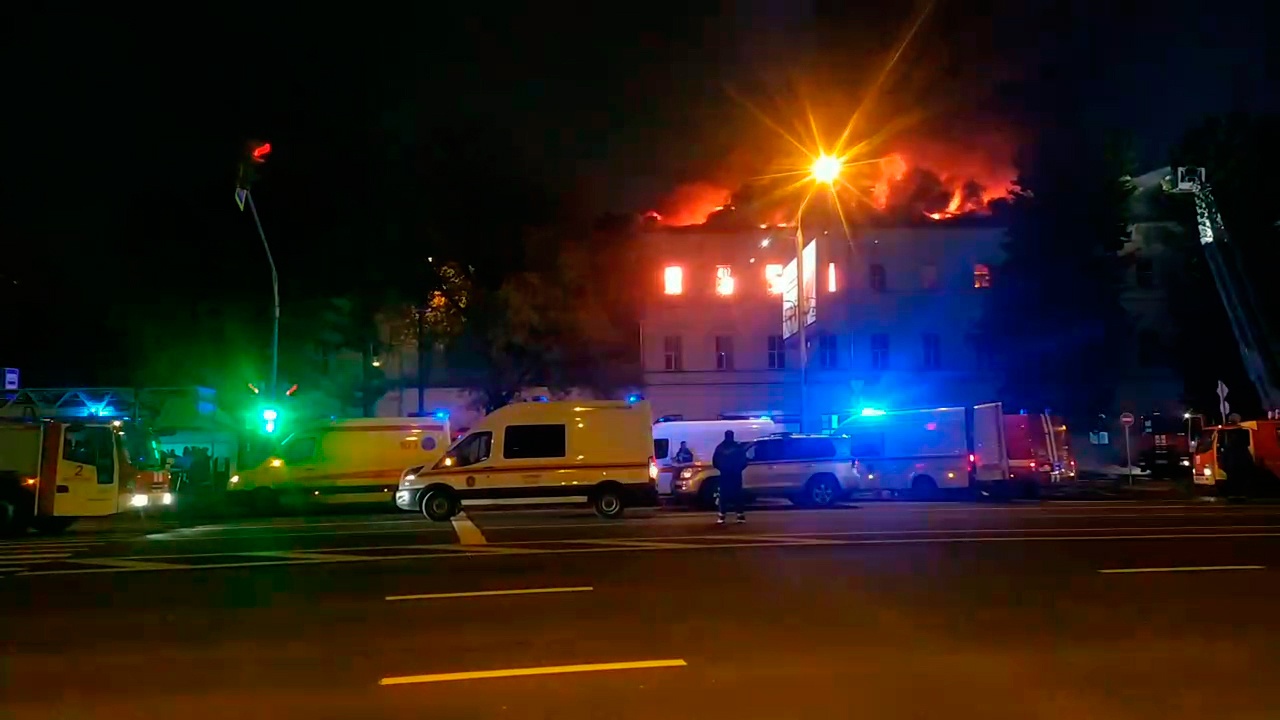 Пожар в москве 1 час назад. Пожар в университете в Москве. Пожар в военном университете в Москве. Пожар в Московском вузе. ВУМО пожар.