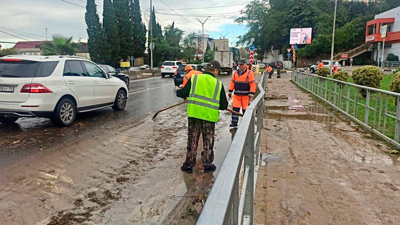 Что сейчас происходит в сочи. Дорога в Сочи перекрыта. Затопление трассы Адлер Сочи. Дорога Джубга Сочи. 20 Ноября дорога в Сочи перекрыта.