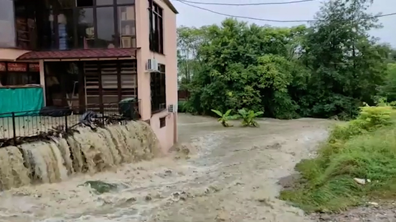 Обильные сильные дожди на юге дальнего востока. Каспийск затопило. Сочи наводнение 2021. Адлер затоплен. Наводнение в Краснодарском крае.