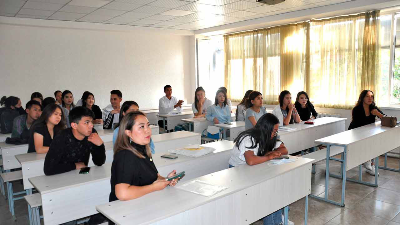 Лекция на тему: «Осваиваем TikTok: съемка, монтаж, продвижение видео» прошла в Международном университете Киргизской Республики 