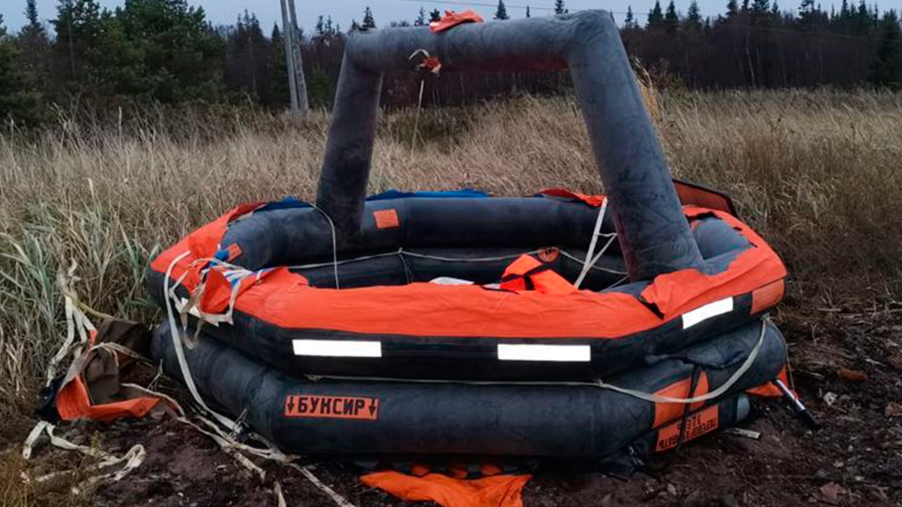 В МЧС показали спасательный плот с затонувшего в Белом море катера
