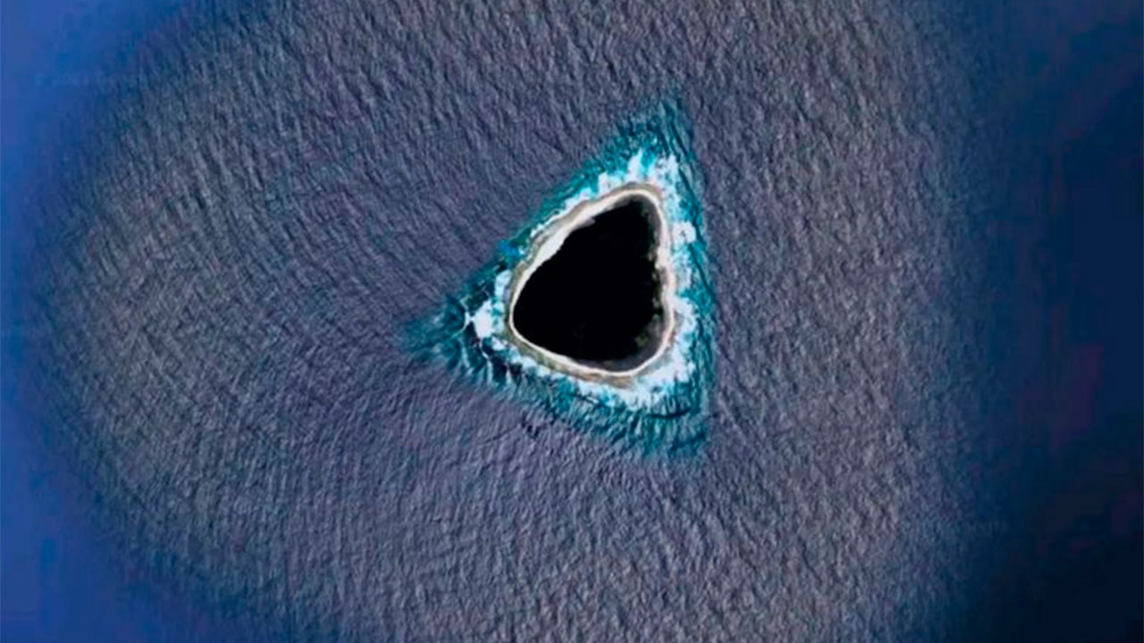 Пользователи Google Maps обнаружили затемненный остров