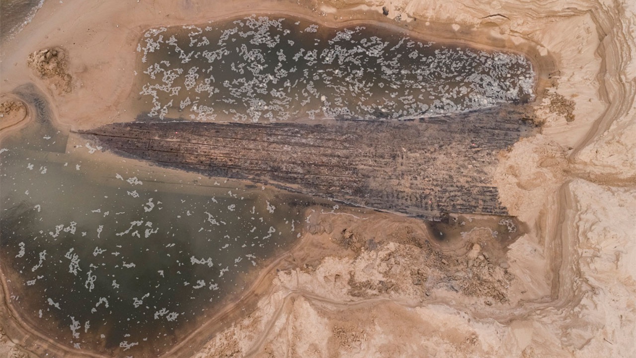 В Риге на пляже обнаружили 200-летние останки таинственного древнего корабля