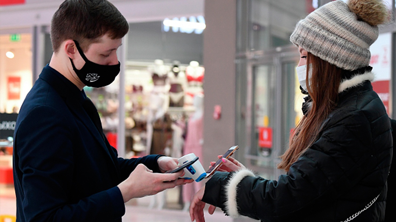 Минпромторг предложил разрешить кафе и ТЦ пускать посетителей с QR-кодом Минпромторг предложил разрешить кафе и ТЦ пускать посетителей с QR-кодом