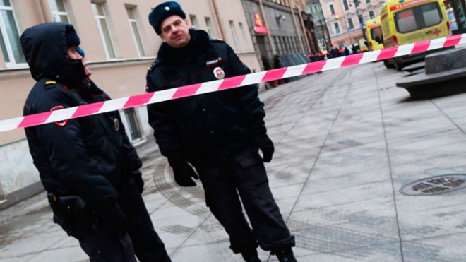 В Петербурге человек с двумя ножами и молотком разгромил автобус В Петербурге человек с двумя ножами и молотком разгромил автобус