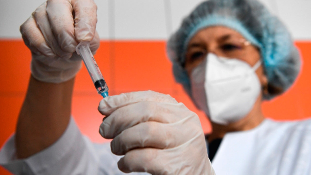 Кремль не принимал решение об обязательной вакцинации на федеральном уровне