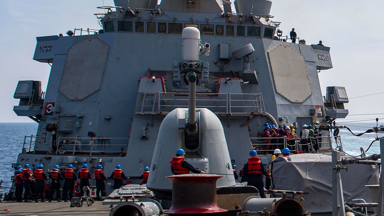 Силы Черноморского флота начали слежение за вошедшим в Черное море эсминцем ВМС США
