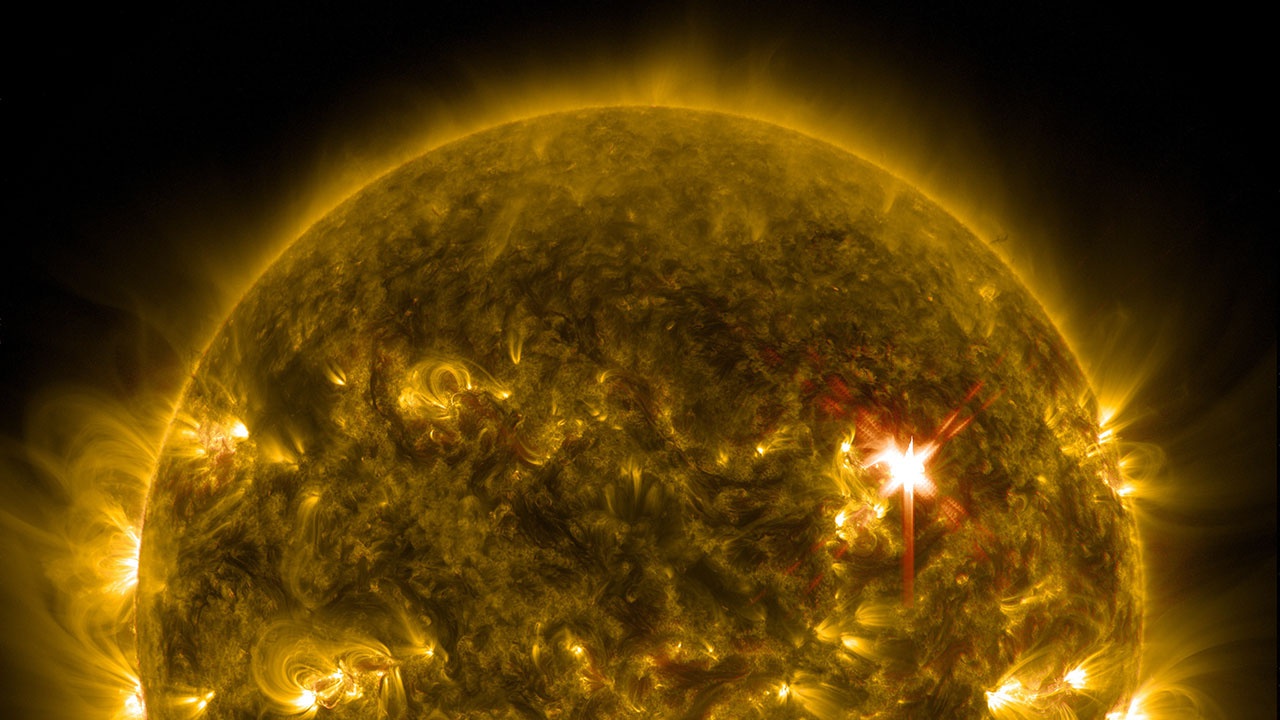 Последствия мощной вспышки на Солнце сняли из космоса