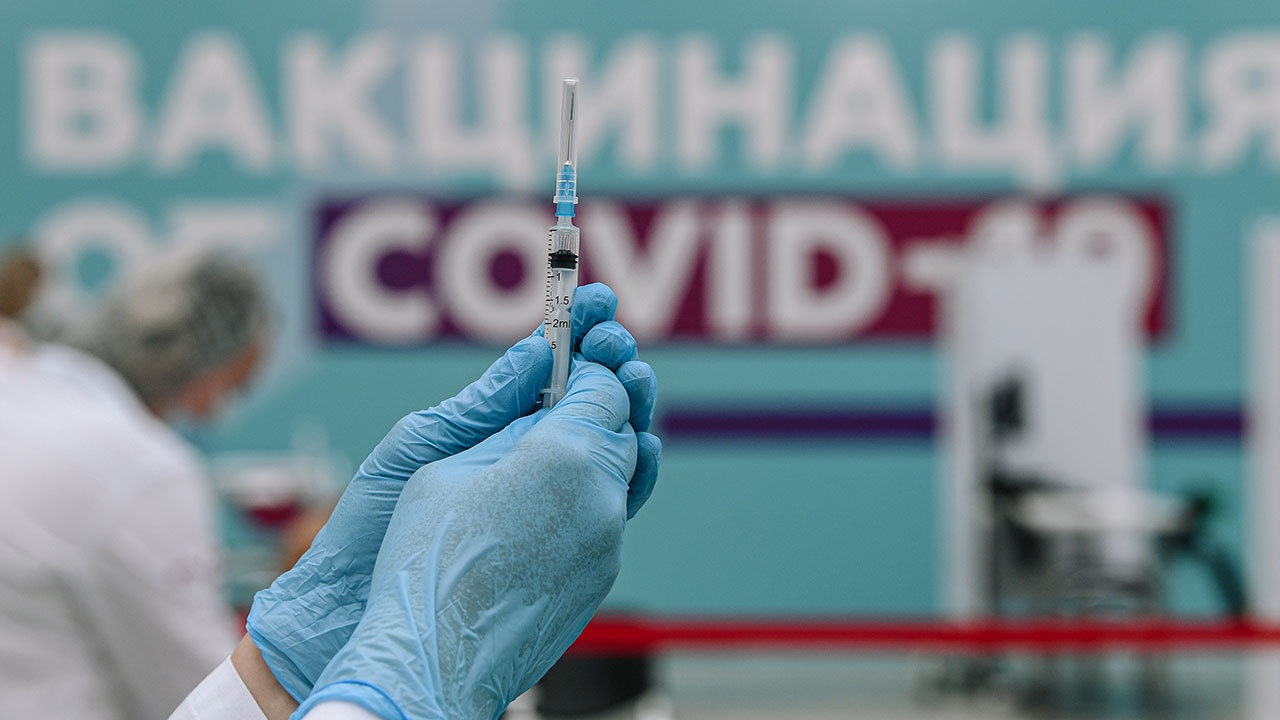Обязательную вакцинацию от COVID-19 для пожилых ввели в Петербурге