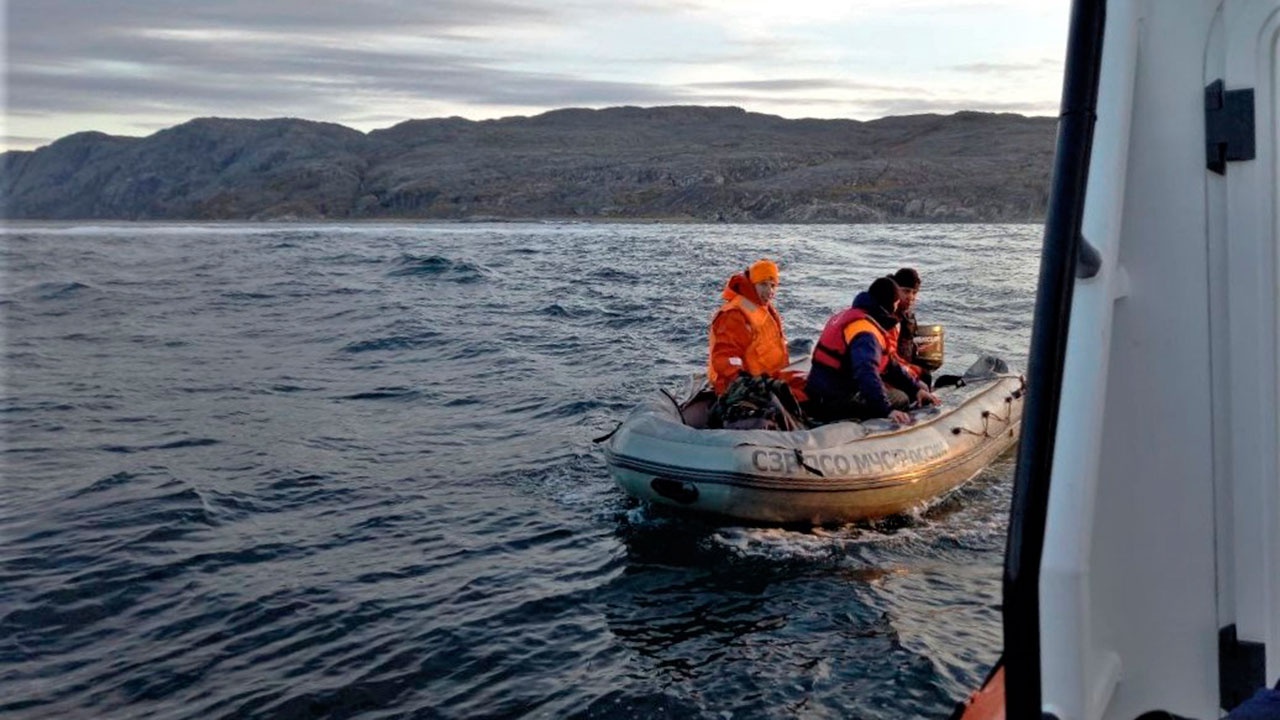 Спасатели нашли тела двух членов экипажа затонувшего в Белом море судна