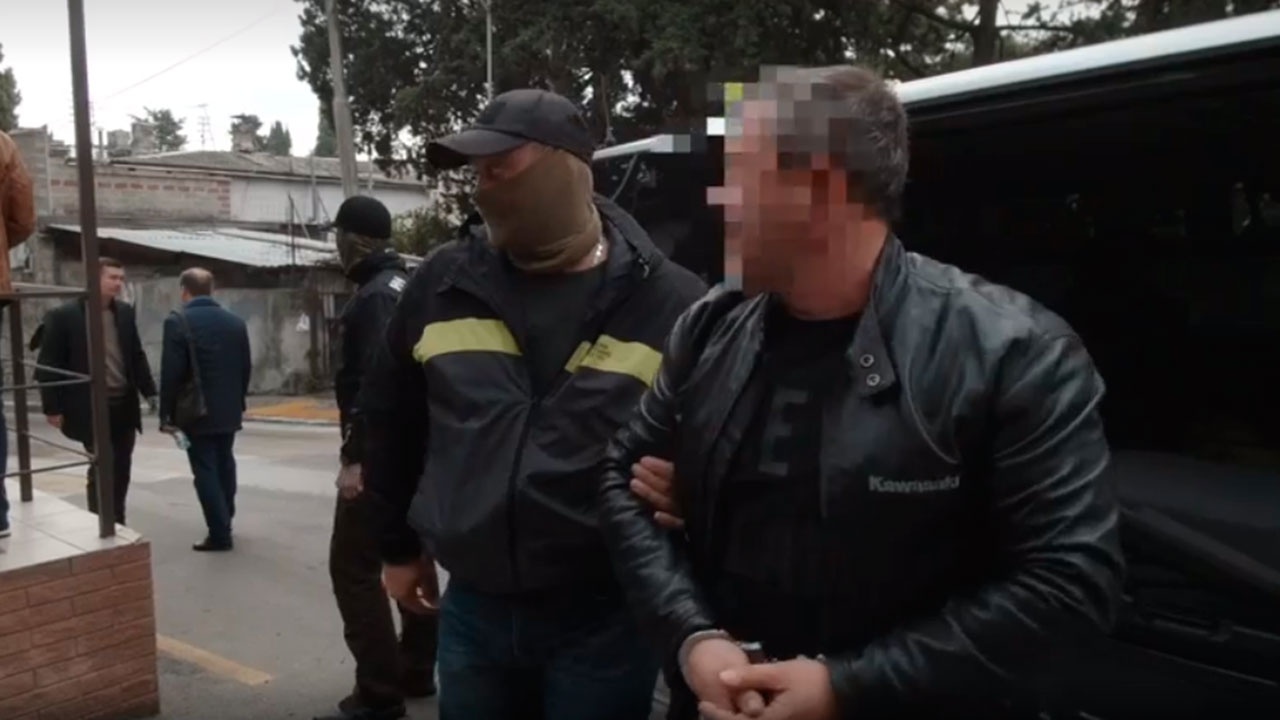 задержание бывшего депутата. ларичев выборг депутат. арест саратовского депутата бондаренко. александр телепнев пермь. депутата романа коваля задержали за взятки.