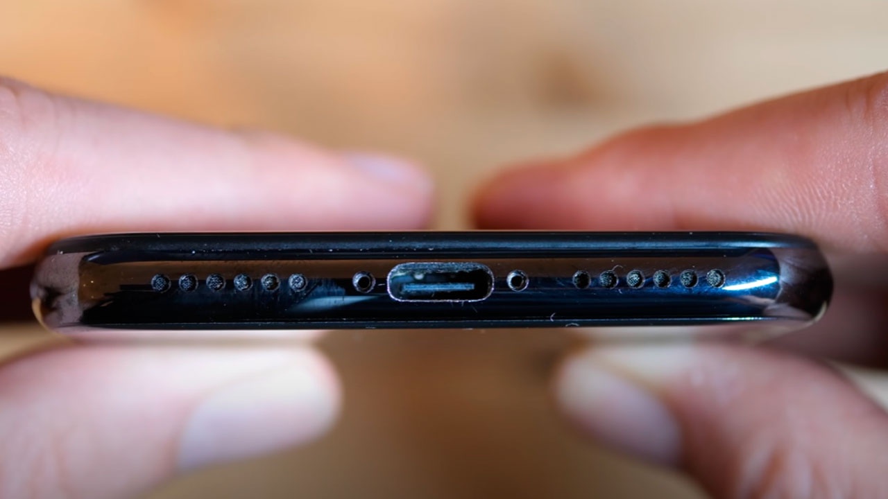 iPhone X «с зарядкой от Android» пустили с молотка за 6 млн рублей