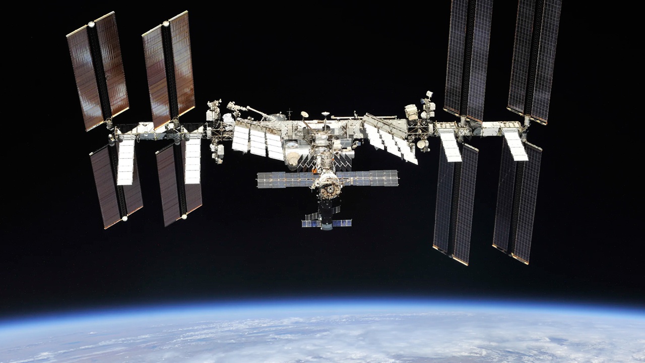 Экипажу МКС рекомендовали спрятаться из-за угрозы столкновения с космическим мусором