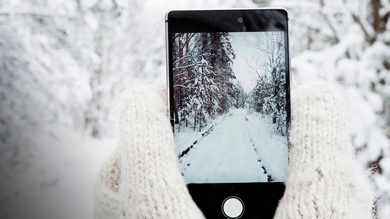 Эксперт объяснил, почему нельзя заряжать «замороженный» смартфон