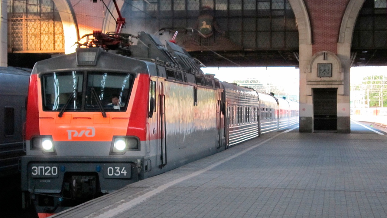 СМИ: более 40 поездов в России отменят или сократят из-за падения спроса 