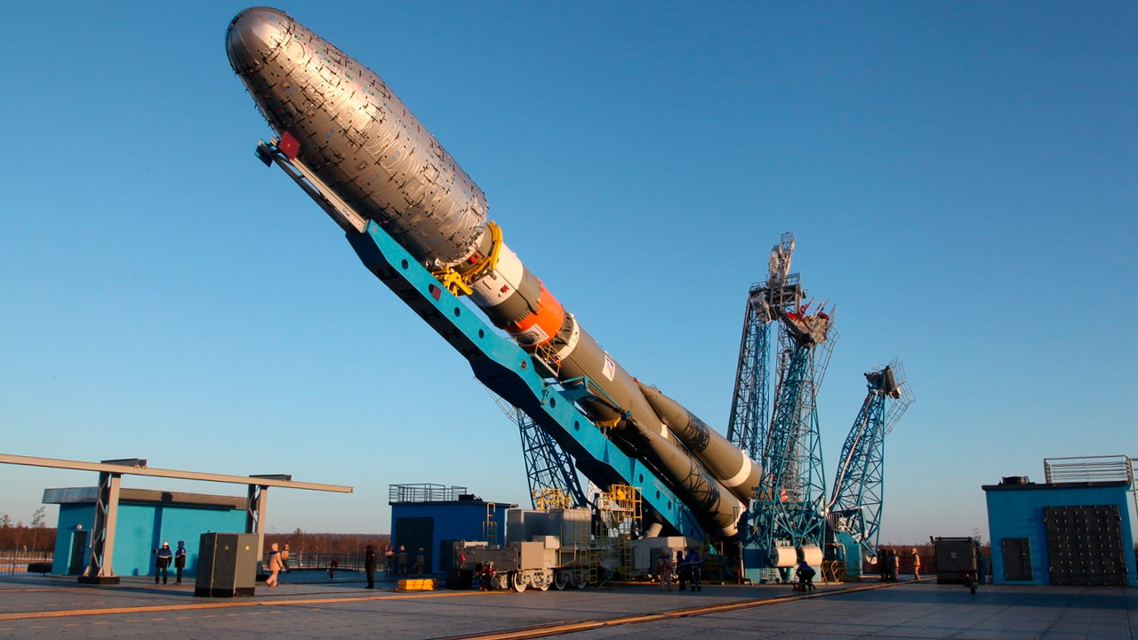 Ракету «Союз-2.1б» доставили на стартовый комплекс пусковой площадки Байконура