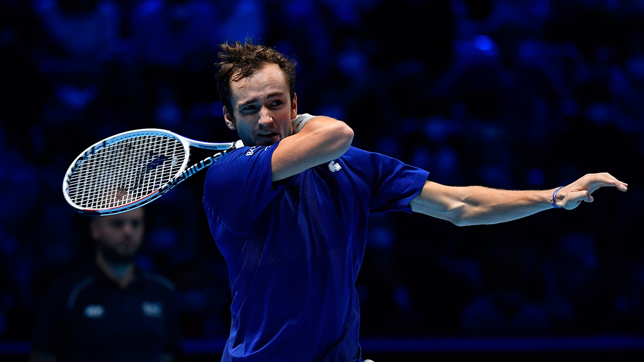 Теннисист Медведев уступил Звереву в финале Итогового турнира АТР