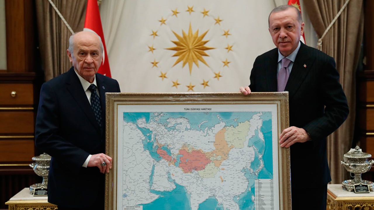 Песков оценил фотографию Эрдогана с картой тюркского мира