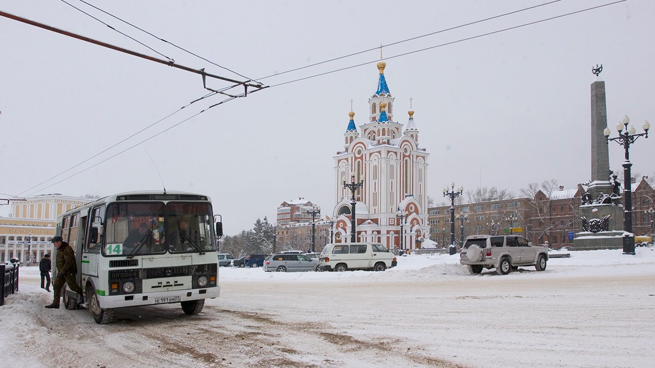 В Хабаровском крае из-за снегопада перекрыли движение автобусов на трех трассах