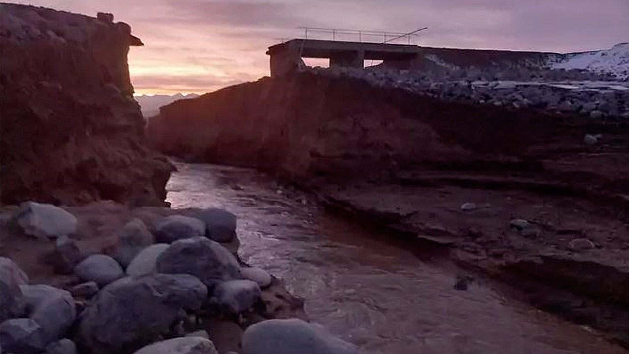 В плотине водохранилища в Казахстане возникла крупная промоина