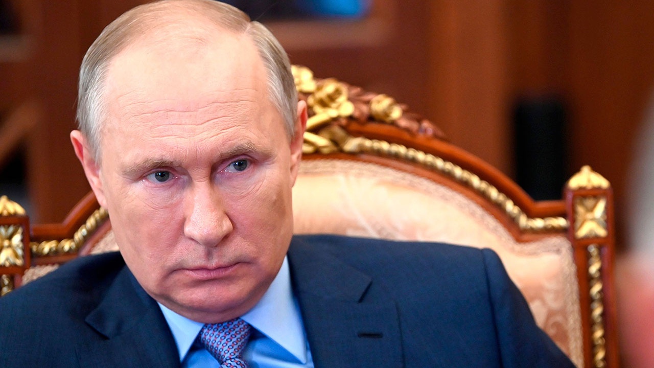 Песков сообщил, что Путину впрыснули назальную вакцину в виде жидкости