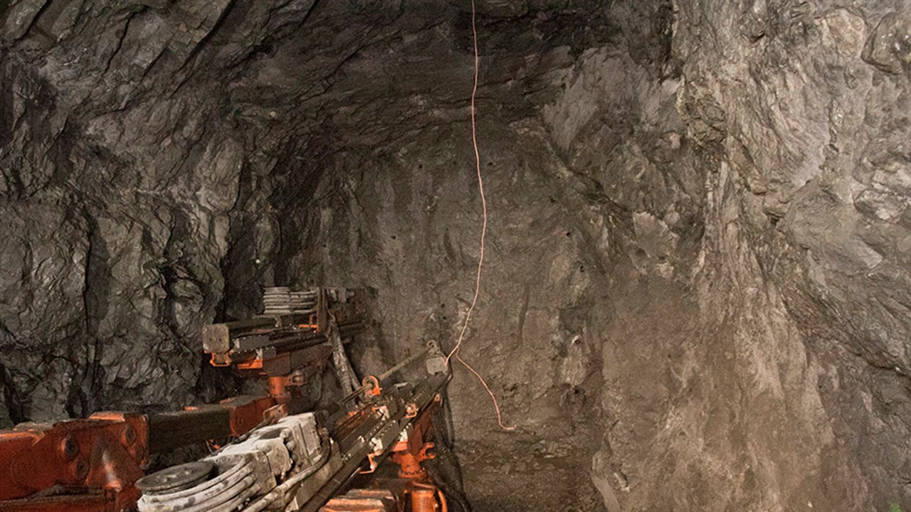 Два человека попали под завалы при обрушении шахты в Грузии