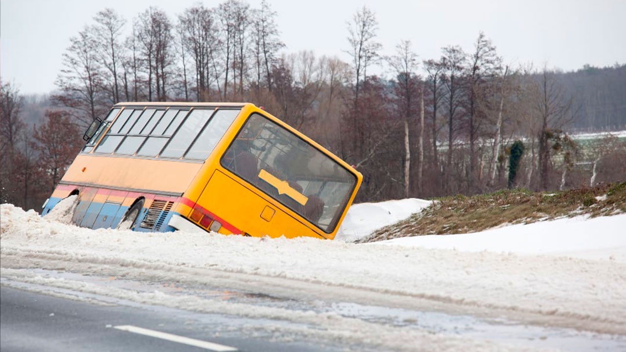 Автобус с 15 пассажирами опрокинулся в Новгородской области