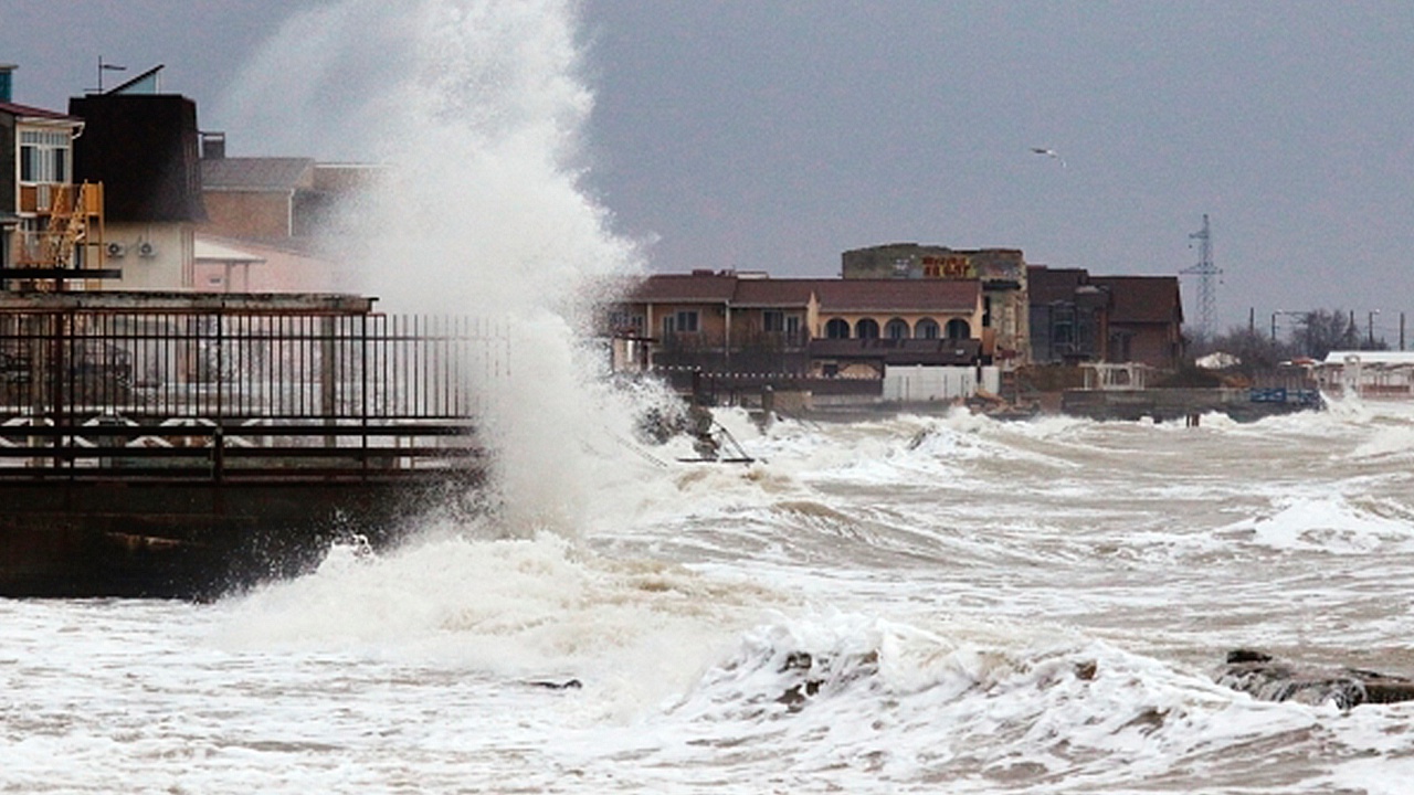 До 34 метров в секунду: синоптики предупредили о мощном урагане в Крыму
