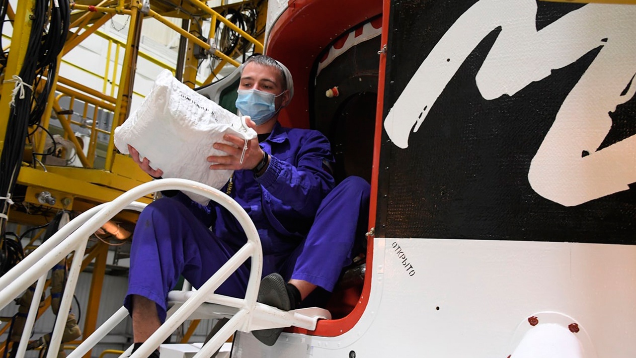 Новогодние подарки для космонавтов подготовили к отправке на МКС