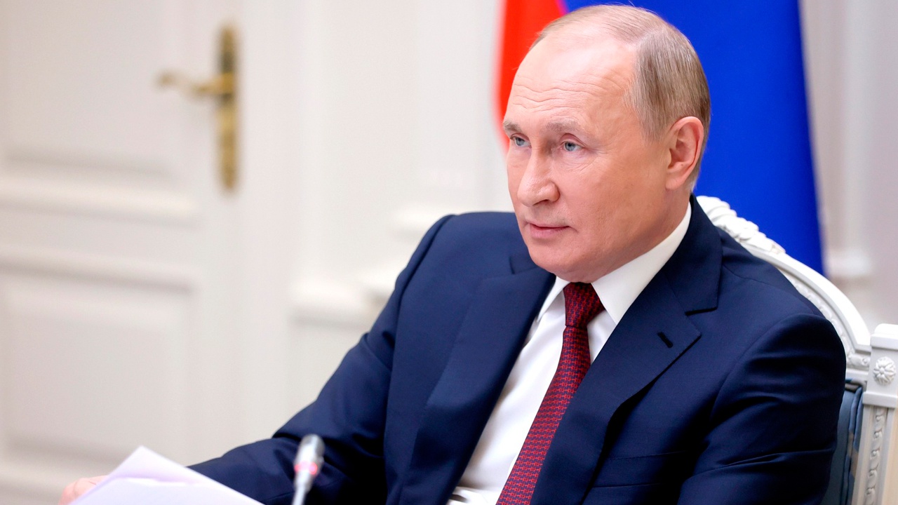 Путин поручил кабмину разработать план борьбы с омикрон-штаммом