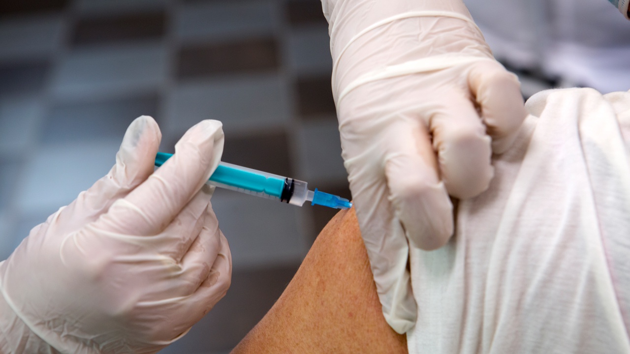 Комаровский развеял популярный миф о пунктах вакцинации