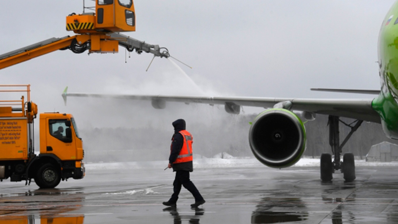 Экипаж летевшего из Магадана в Новосибирск самолета отстранен из-за ЧП с обледенением